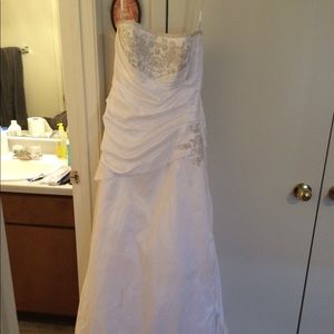 Absolutely stunning wedding dress!